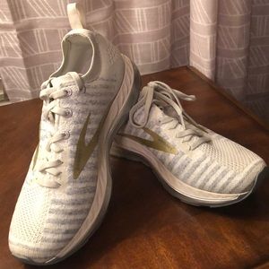Women’s Brooks Size 7